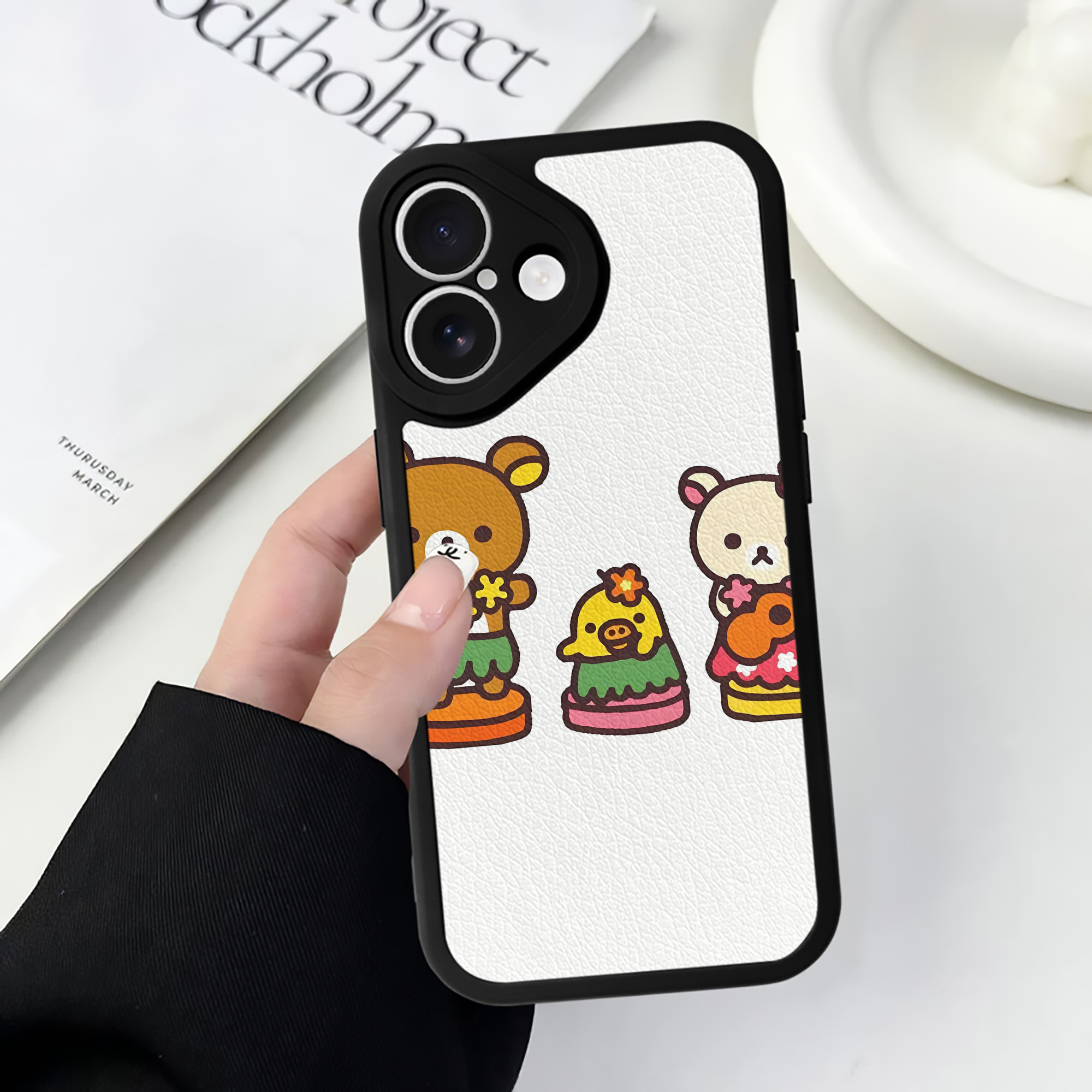 （画像用） リラックマ リラックマ キイロイトリ Rilakkuma Korilakkuma Kiiroitori 【iPhone 16シリーズ対応】シリコンスマホケース（レザー調） 材質：シリコン